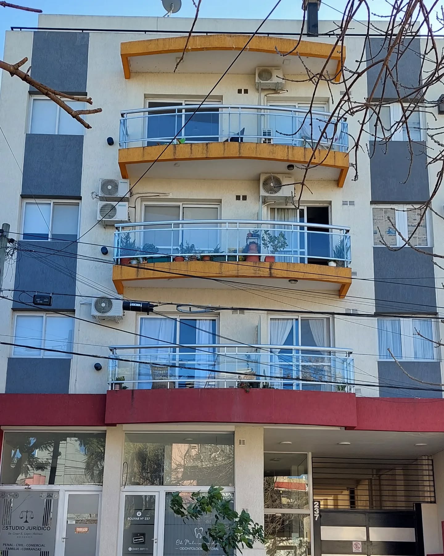 SE VENDE SEMIPISO EN PLENO CENTRO DE COLON - foto 1