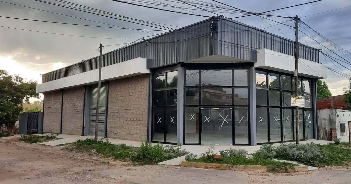 SE VENDE IMPORTANTE SALON COMERCIAL - foto 1