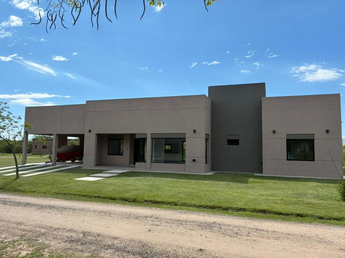 SE VENDE IMPORTANTE CASA A ESTRENAR - foto 1